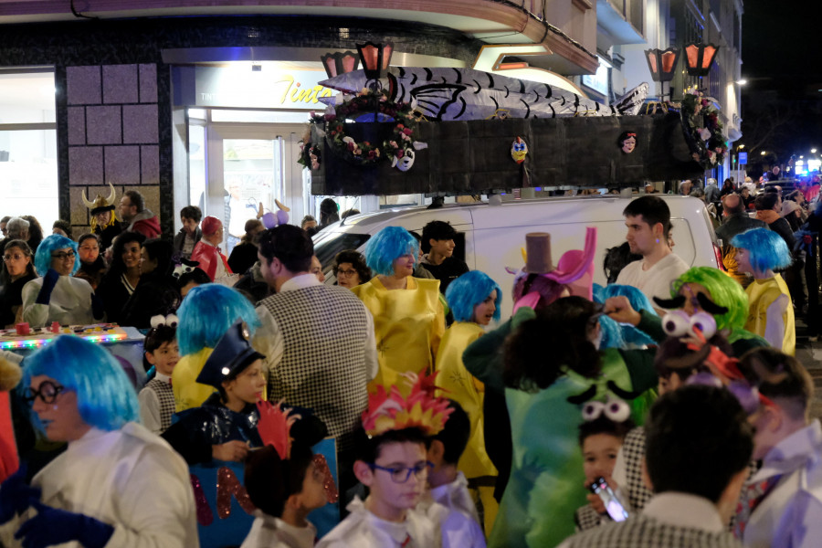 Un festivo entierro de la sardina despidió el carnaval en Ferrol, que todavía colea hoy en la comarca
