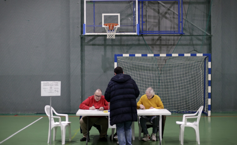 De la puerta atascada a la falta de miembros: las anécdotas de la jornada electoral en Galicia