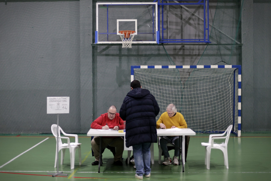 De la puerta atascada a la falta de miembros: las anécdotas de la jornada electoral en Galicia