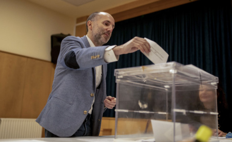 Jácome vota con el deseo de que Democracia Ourensana sea 