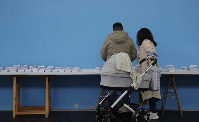 La participación en las elecciones de Galicia roza el 17 % al mediodía