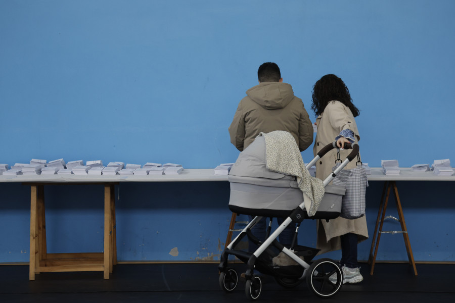 La participación en las elecciones de Galicia roza el 17 % al mediodía