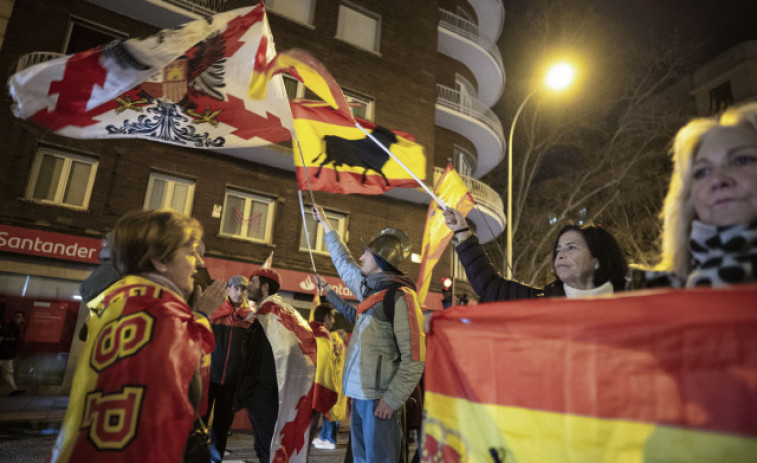 Un centenar de personas reza el rosario cerca de la sede del PSOE en Ferraz ante el recuento electoral