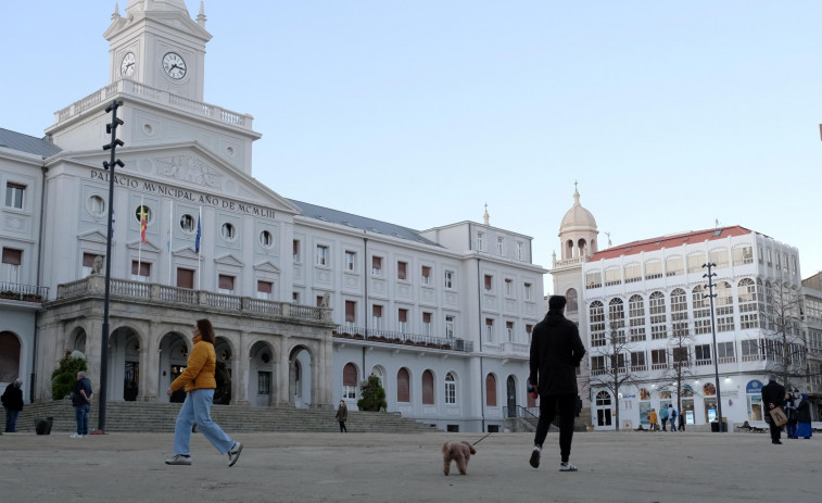 Concluyen los trabajos de reposición de material terrizo de la plaza de Armas en Ferrol