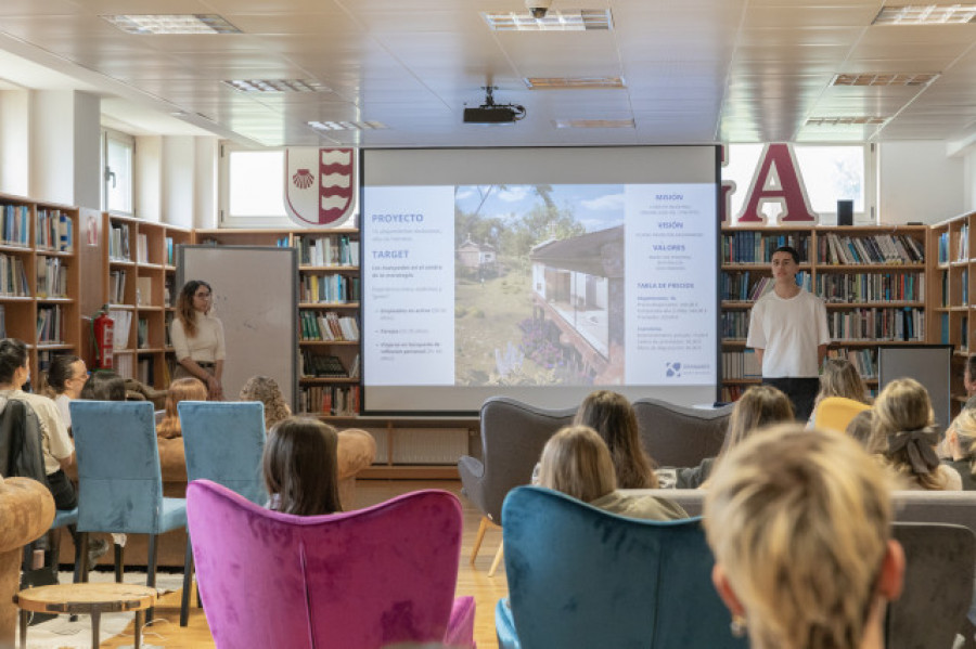 Alumnos de Cesuga presentan sus proyectos para el concurso nacional de Hotusa sobre innovación en el sector hotelero y turístico