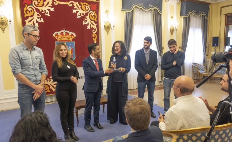 La corporación recibe a Chelo Loureiro, “unha persoa que contribúe a facer esta cidade máis grande”