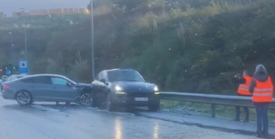 Tres trasladados al hospital por una colisión en cadena en Pontedeume