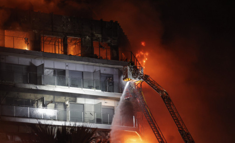 La pareja rescatada del balcón en pleno incendio: 