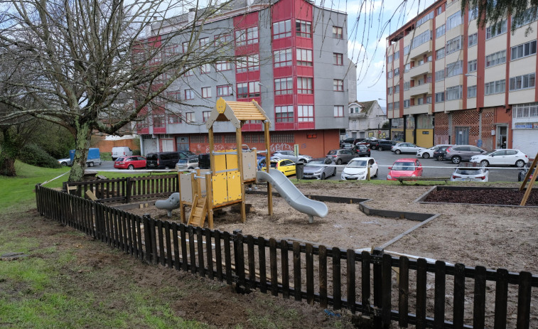 Renuevan los elementos de juego y el cierre del parque infantil de la calle Pedro Padrón