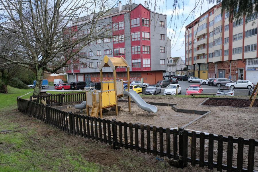 Renuevan los elementos de juego y el cierre del parque infantil de la calle Pedro Padrón
