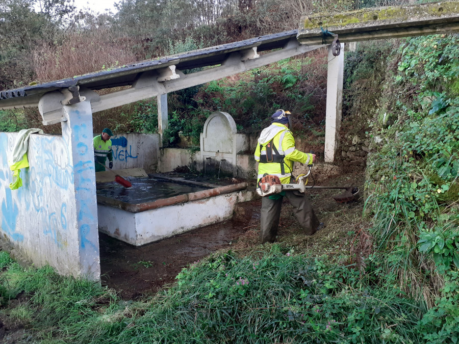 Las brigadas municipales del Plan de Barrios ponen a punto O Lago antes de ir a A Graña