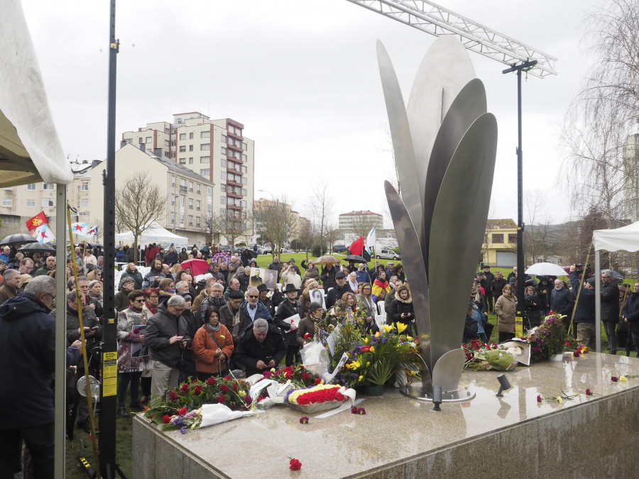 Ferrol desagravia a los represaliados por el franquismo con un monumento en Canido
