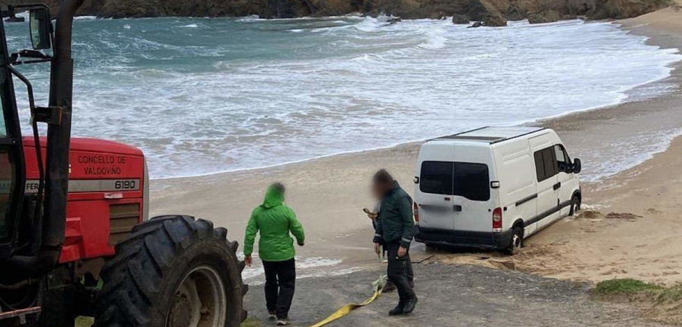 La furgoneta 'encallada' en Meirás necesitó la ayuda del tractor municipal