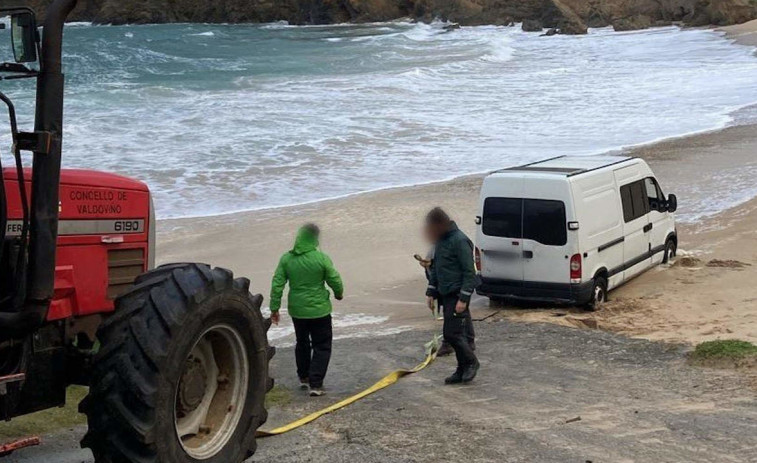 La furgoneta 'encallada' en Meirás necesitó la ayuda del tractor municipal