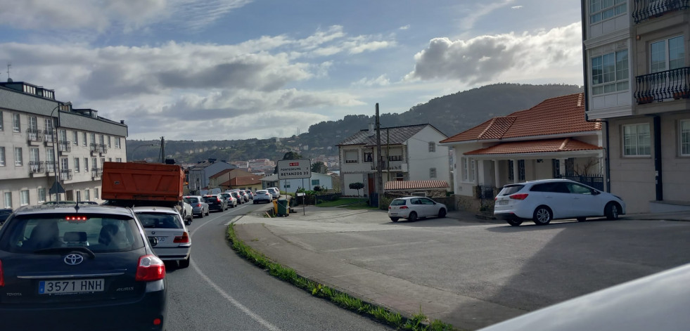 Largas retenciones tras el inicio de las obras del puente de piedra de Pontedeume