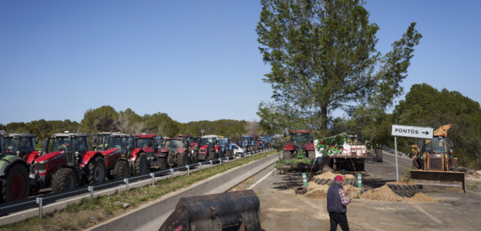 Los agricultores acuerdan levantar el corte de la autopista AP-7, en Girona