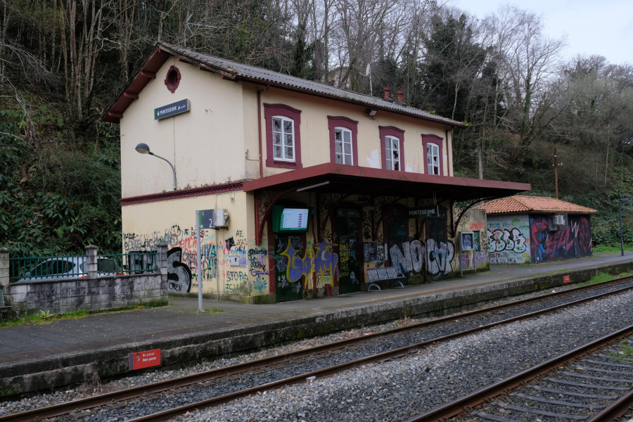 Reanudan el servicio ferroviario entre Ferrol y A Coruña, que se cerró por un desprendimiento