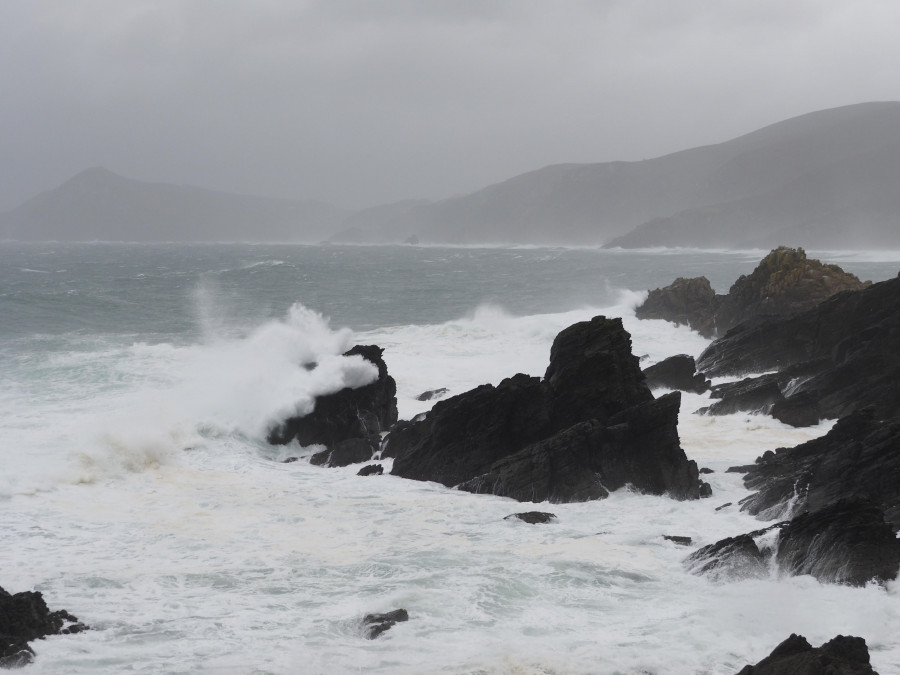 La comarca vive una nueva jornada de fuerte viento y lluvia intermitente