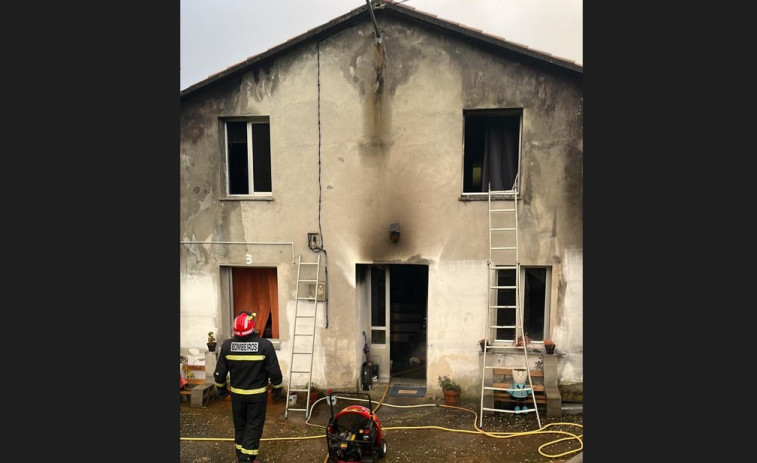 Un incendio desencadenado por la caída de un rayo calcina una vivienda de Cerdido