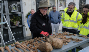 Exhumación de una fosa común en O Val
