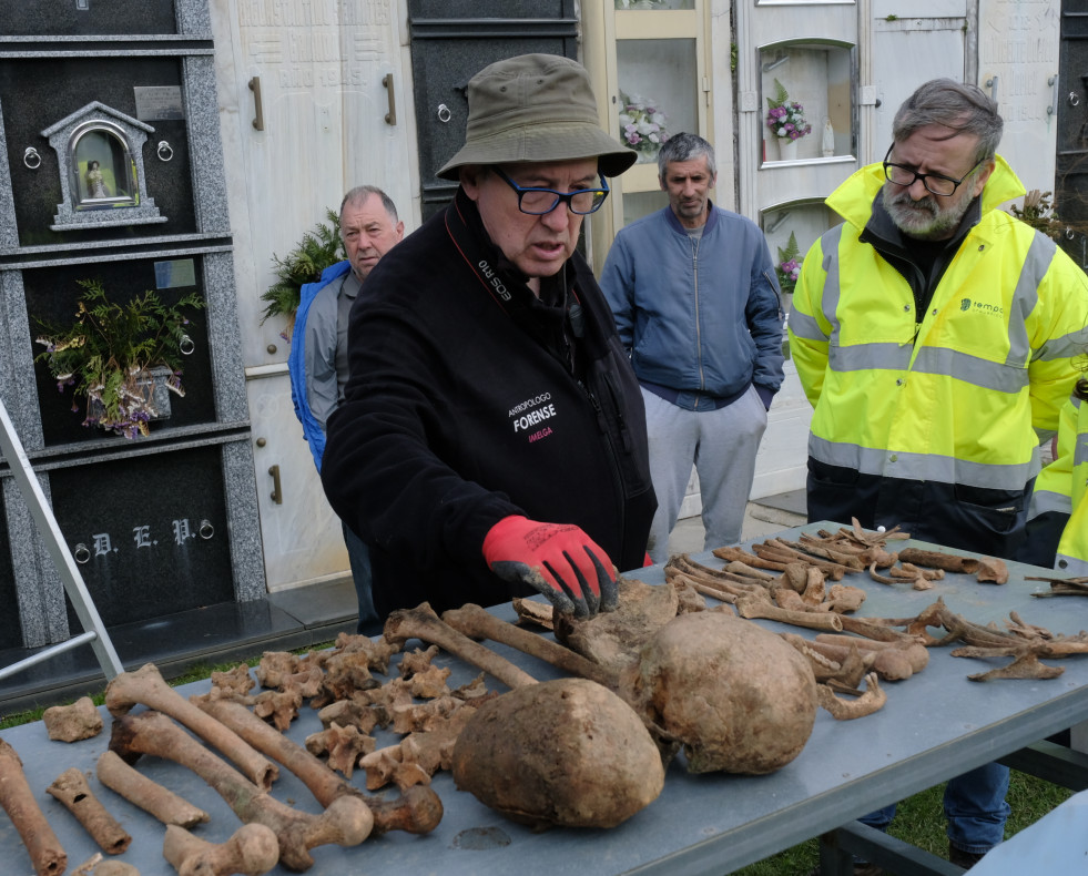 O Val exhumacion fosa comun005