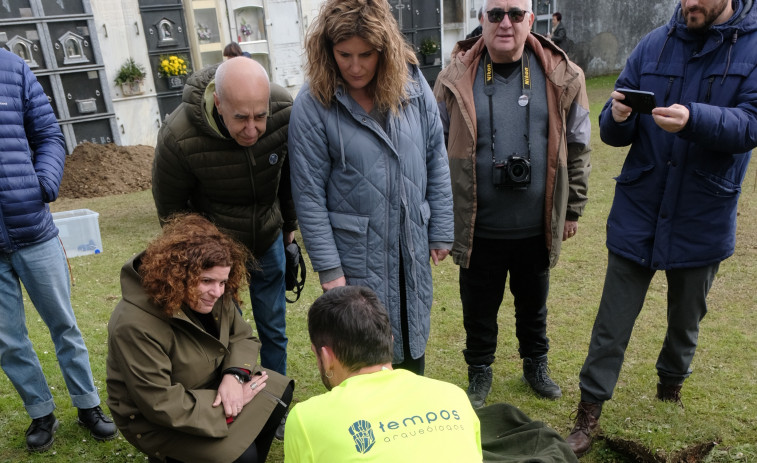 Critican a María Rivas por hablar de fondos en la prospección de las fosas de O Val, en Narón