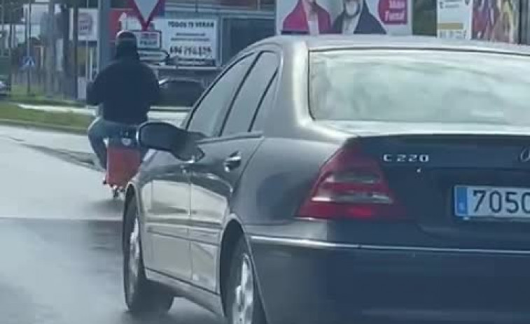 En patinete y sentado en una bombona de butano por A Gándara