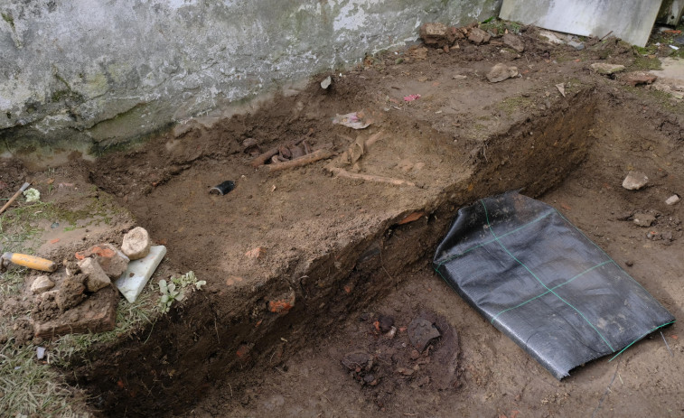 Los primeros restos óseos apuntan a la fosa común del cementerio de O Val