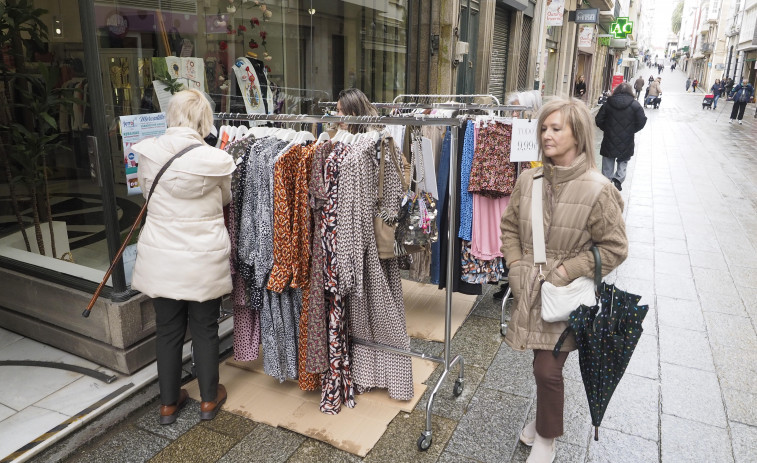 El mal tiempo frustra el mercadillo organizado por los comerciantes de A Magdalena