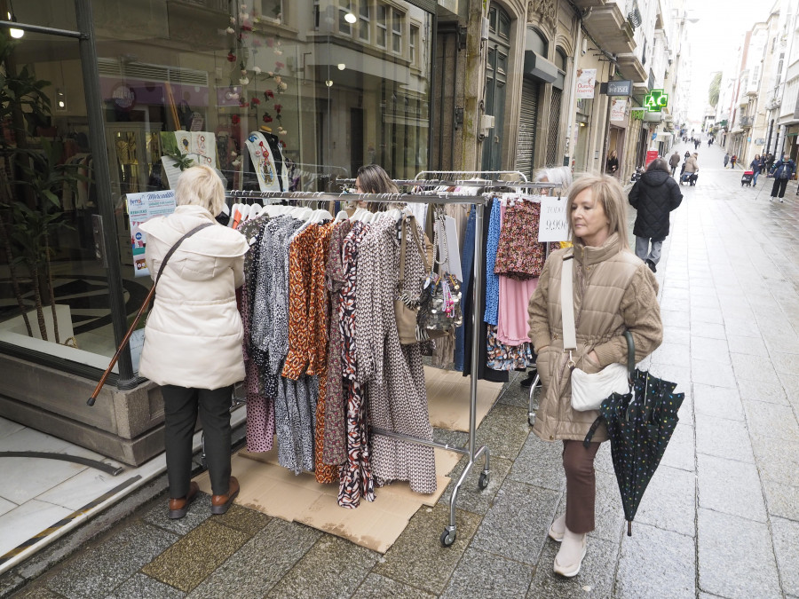 El mal tiempo frustra el mercadillo organizado por los comerciantes de A Magdalena