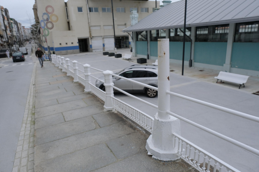 El nuevo perfil de la calle de la Iglesia prescinde de las farolas clásicas en la barandilla