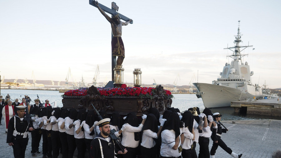 Ferrol Vello se vuelca en la celebración del 75 aniversario del Cristo de los Navegantes