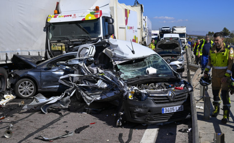 Un muerto y cinco heridos en un accidente con 40 coches en la AP-7 en Castellón