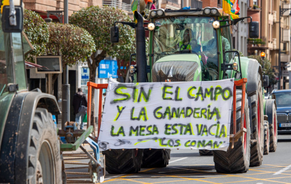 Bruselas ofrece propuestas al campo mientras los agricultores mantienen el pulso de las protestas