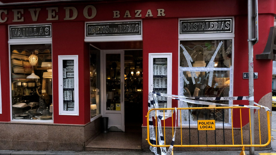 El local de Acevedo en la calle Real amanece con parte de la luna del escaparate rota