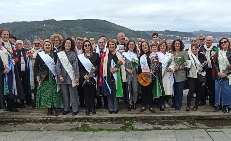 Homenaje a las madrinas de la Rondalla Mugardesa en el Cantón de Cora