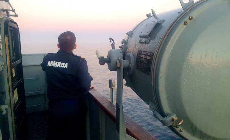 El “Centinela” participa en labores de vigilancia de un convoy de buques rusos