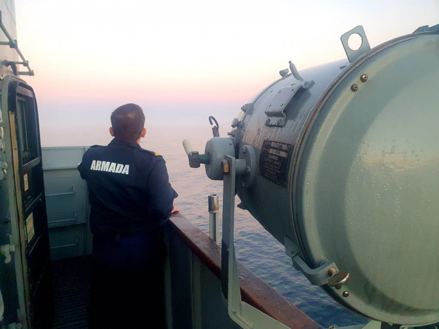El “Centinela” participa en labores de vigilancia de un convoy de buques rusos