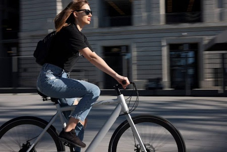 ¿Trabajas en una oficina? Conoce los beneficios de moverte en bici