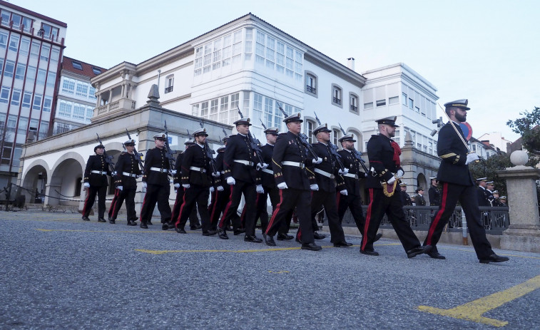 Ceremonia de arriado de bandera frente al palacio de Capitanía