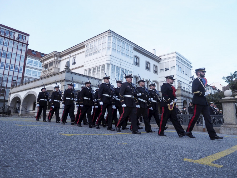 Ceremonia de arriado de bandera frente al palacio de Capitanía