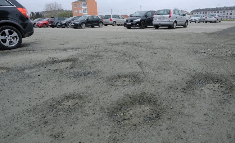 Los baches regresan al aparcamiento de proximidad de A Solaina, en Narón