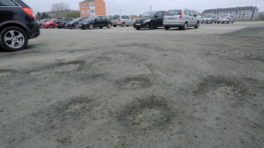 Los baches regresan al aparcamiento de proximidad de A Solaina, en Narón