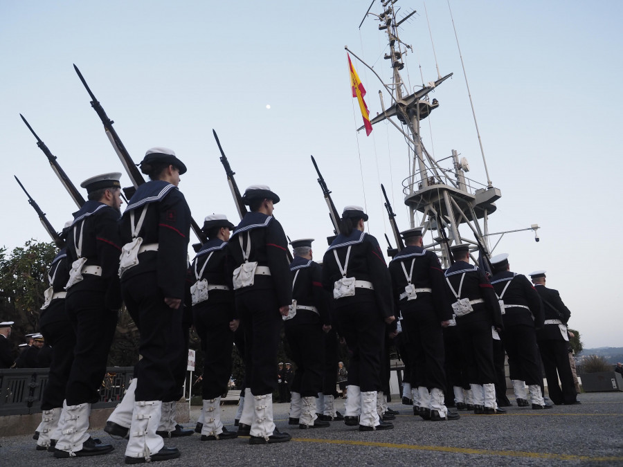 Música y ceremonia en el arriado de bandera del ferrolano Palacio de Capitanía