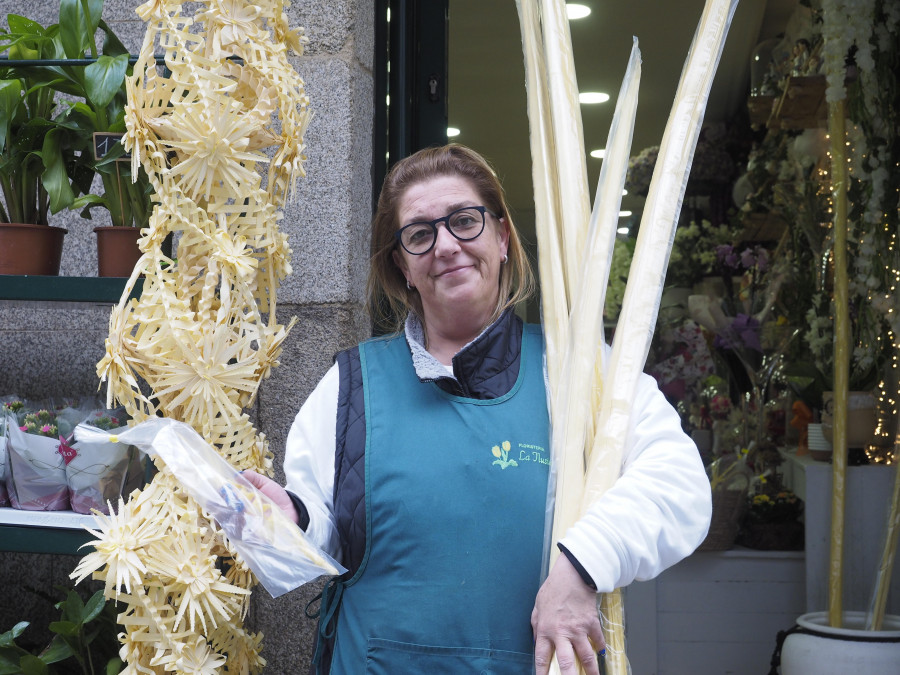 Floristas en la Semana Santa de Ferrol: el "orgullo" de adornar los tronos de la Pasión