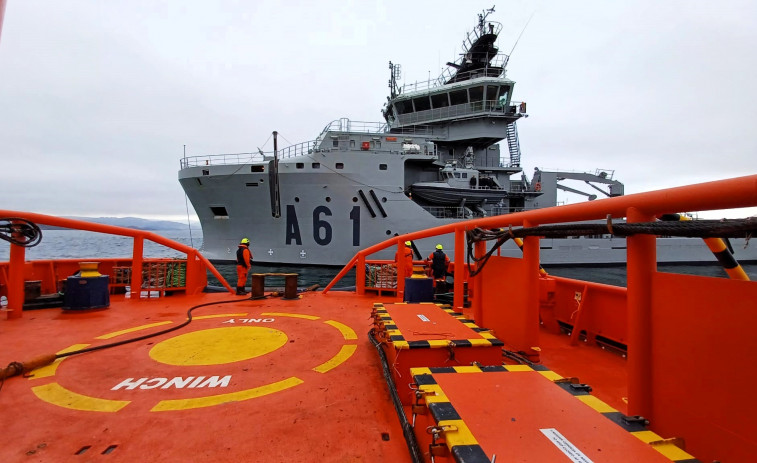 El buque “Carnota” se adiestra en rescates con Salvamento Marítimo en su proceso de navalización