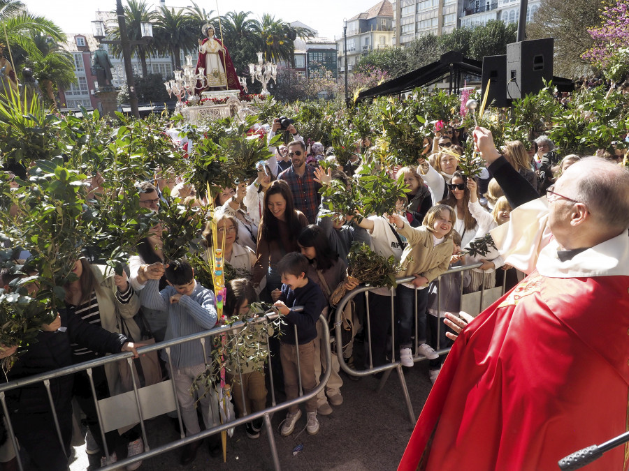 La primavera explota en Ferrol en un Domingo de Ramos que abarrotó el centro de la ciudad