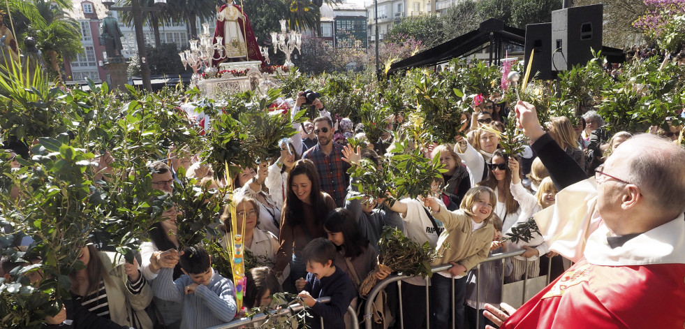 La primavera explota en Ferrol en un Domingo de Ramos que abarrotó el centro de la ciudad