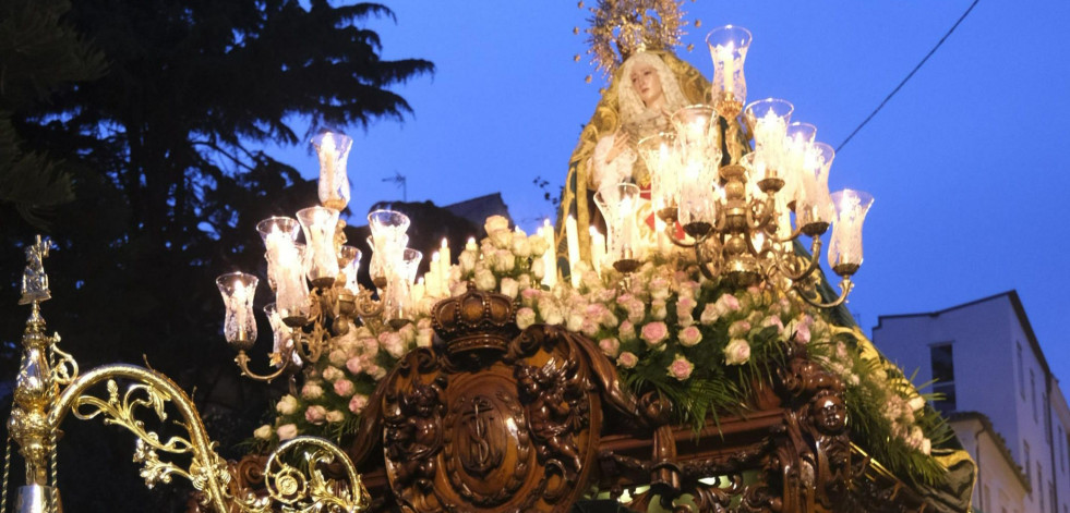 Dos procesiones miran al cielo en el Martes Santo de Ferrol