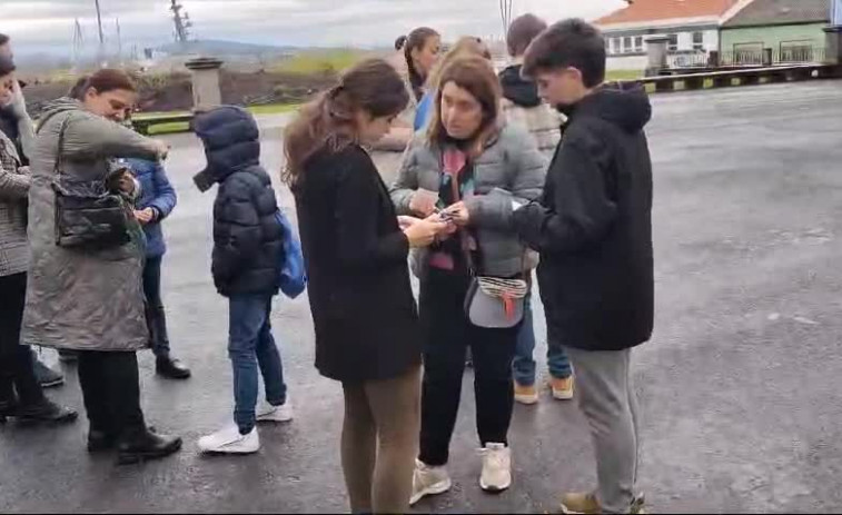 Furor por los 'repencuentros', las quedadas para intercambiar cromos de la Semana Santa de Ferrol